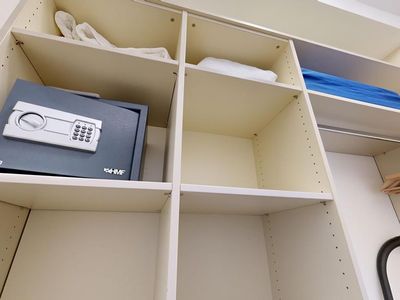 Begehbarer Kleiderschrank mit Safe