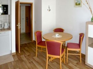 23911043-Ferienwohnung-4-Binz (Ostseebad)-300x225-4