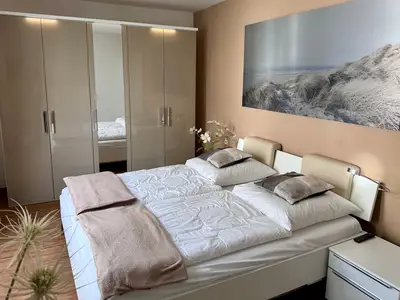 Schlafzimmer mit Doppelbett