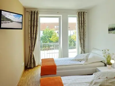 Schlafzimmer mit zwei Einzelbetten