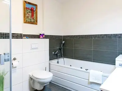 Badezimmer mit Dusche und Badewanne
