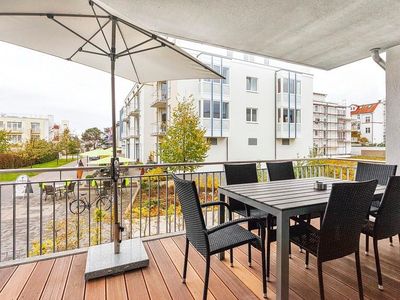 Überdachter Balkon mit Sitzgelegenheit