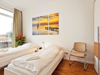 Schlafzimmer mit zwei Einzelbetten