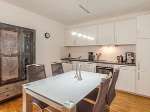 Wohn-Essbereich mit Esstisch, Sitzgelegenheit und Küchenzeile