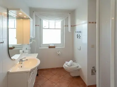 Badezimmer mit Dusche