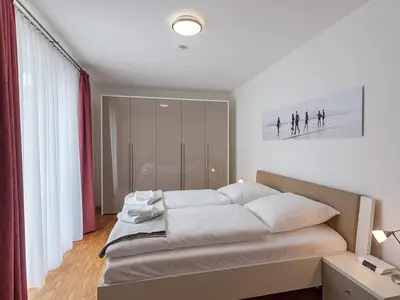 Schlafzimmer mit Doppelbett