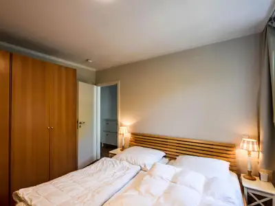 Schlafzimmer 1 mit Kleiderschrank im Penthouse Apartment