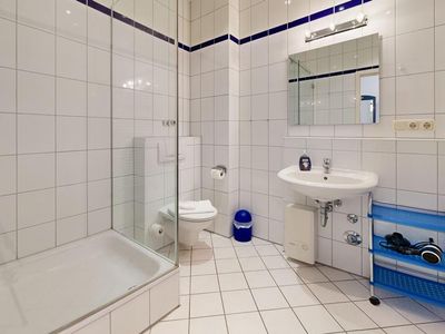 Badezimmer mit Dusche und WC