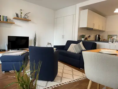 Wohn-Essbereich mit Couch und Flatscreen-TV
