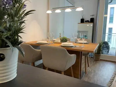Wohn-Essbereich mit Esstisch und Sitzgelegenheit