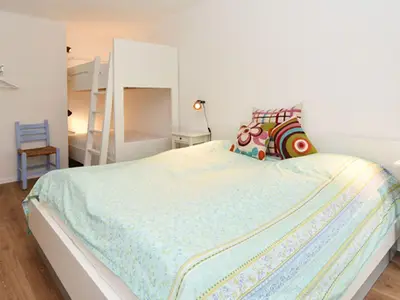 Schlafzimmer mit zusätzlichem Hochbett