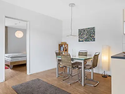 Wohn-Essbereich mit Esstisch und Sitzgelegenheit