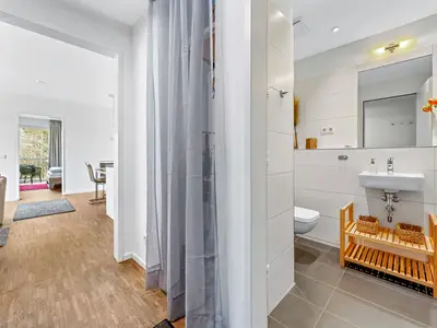 Flur mit Blick zum Badezimmer