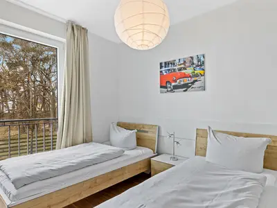 Schlafzimmer mit zwei Einzelbetten
