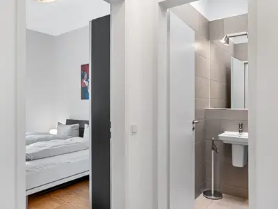 Flur mit Blick zum Schlafzimmer