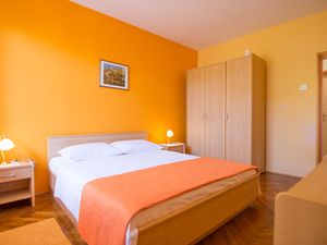 23945030-Ferienwohnung-4-Biograd Na Moru-300x225-5