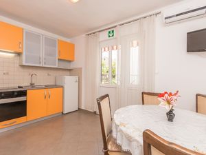 23945042-Ferienwohnung-3-Biograd Na Moru-300x225-2