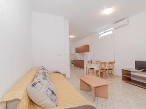 23725463-Ferienwohnung-4-Biograd Na Moru-300x225-1