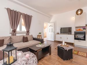 23739573-Ferienwohnung-4-Biograd Na Moru-300x225-1