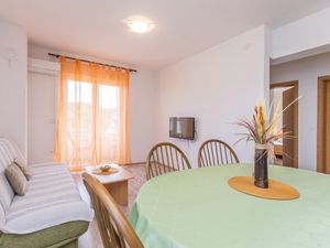 23759626-Ferienwohnung-4-Biograd Na Moru-300x225-4