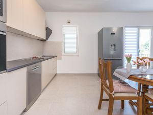 23761140-Ferienwohnung-6-Biograd Na Moru-300x225-5