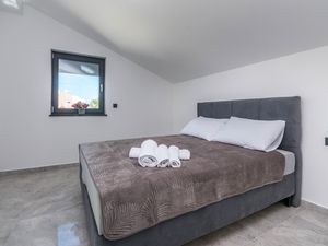 23768041-Ferienwohnung-6-Biograd Na Moru-300x225-4