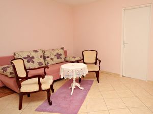 18688476-Ferienwohnung-4-Biograd Na Moru-300x225-1