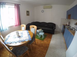 18699029-Ferienwohnung-3-Biograd Na Moru-300x225-1