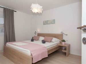 24033495-Ferienwohnung-4-Biograd Na Moru-300x225-5