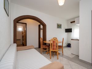 18742036-Ferienwohnung-6-Biograd Na Moru-300x225-1