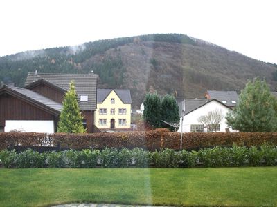 Wohnzimmer - Blick aus Terrassentür auf den Goldberg