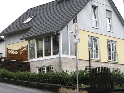 Blick auf gesamtes Haus (oben Vermieter, unten Ferienwohnung mit separatem Eingang)