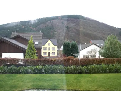 Wohnzimmer - Blick aus Terrassentür auf den Goldberg