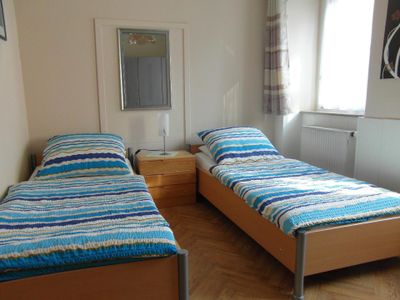 Schlafzimmer, jedes Bett 1m x 2m, Betten können auch zusammengestellt werden, Kopf- und Fußteil verstellbar