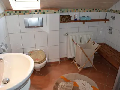 Bad mit Dusche und WC