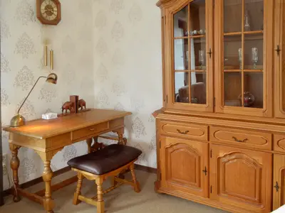 Wohnzimmer mit Schreibtisch