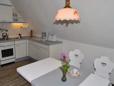 Wohnküche mit Küchenzeile und Essbereich