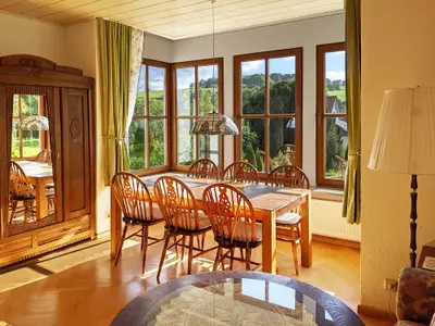 Wohnzimmer mit Esstisch