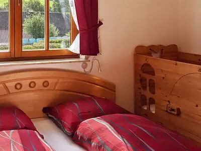 Schlafzimmer 1 mit Kinderbett