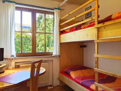 Kinderzimmer mit Hochbett und PC