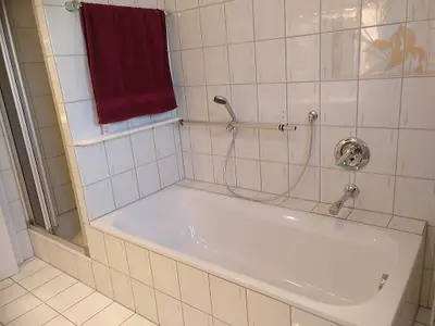 Bad mit Dusche und Wanne