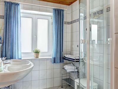 Tageslicht-Badezimmer mit geräumiger Dusche