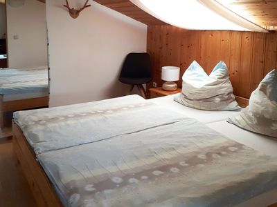 Schlafzimmer mit Doppelbett