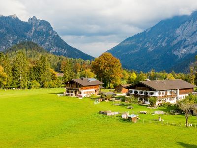 unser Bauernhof mit Blick auf die Berge