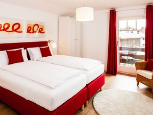 Das rote Schlafzimmer hat ein Bad en Suite