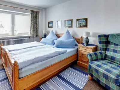 Ihr Schlafzimmer mit gemütlichem Sessel