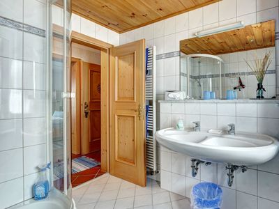 Badezimmer mit Doppelwaschbecken
