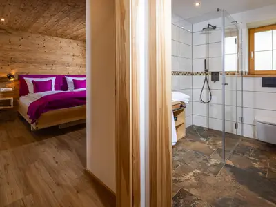 Blick vom Bad ins Schlafzimmer