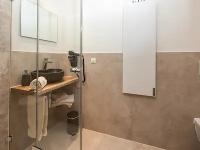 Badezimmer mit Regendusche