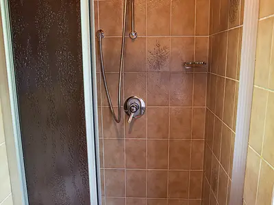 Badezimmer mit Dusche/WC